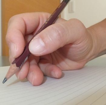 正しいペンの持ち方は若返りにつながる 金沢 とうり美文字塾 あなたの悩みに合わせた書き方レッスンで 字の上達を実感できる